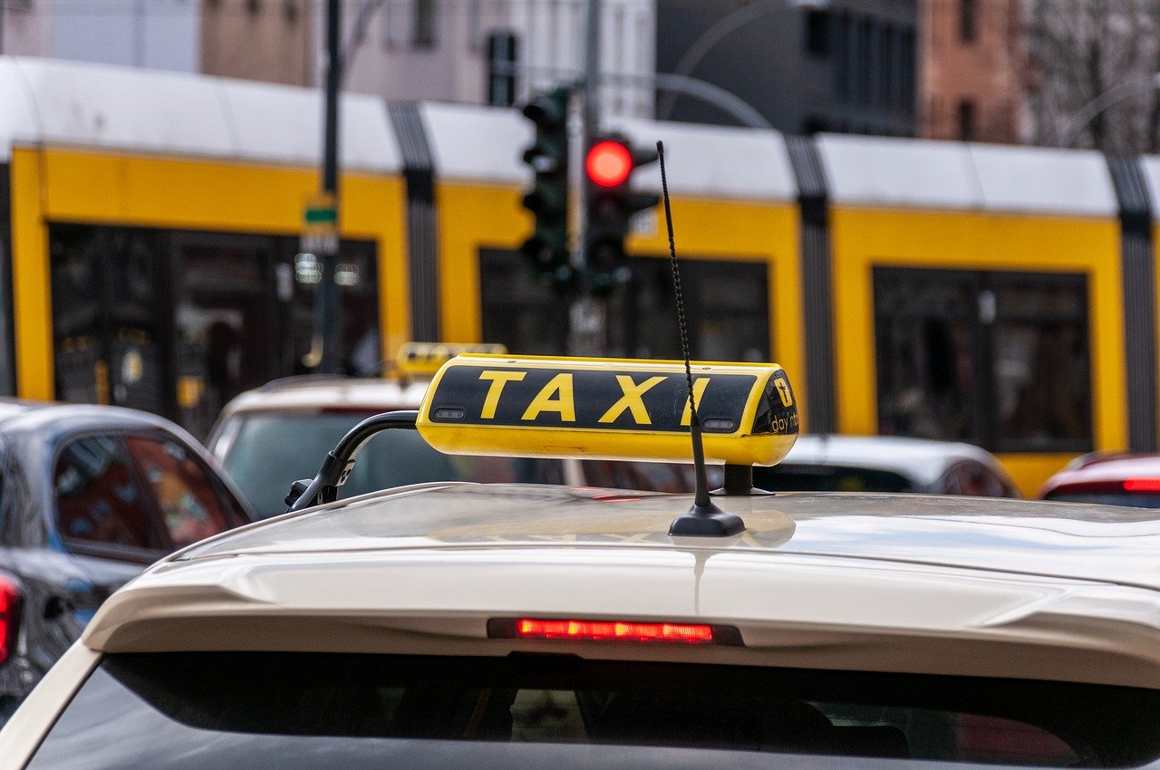kogut taxi na samochodzie w mieście